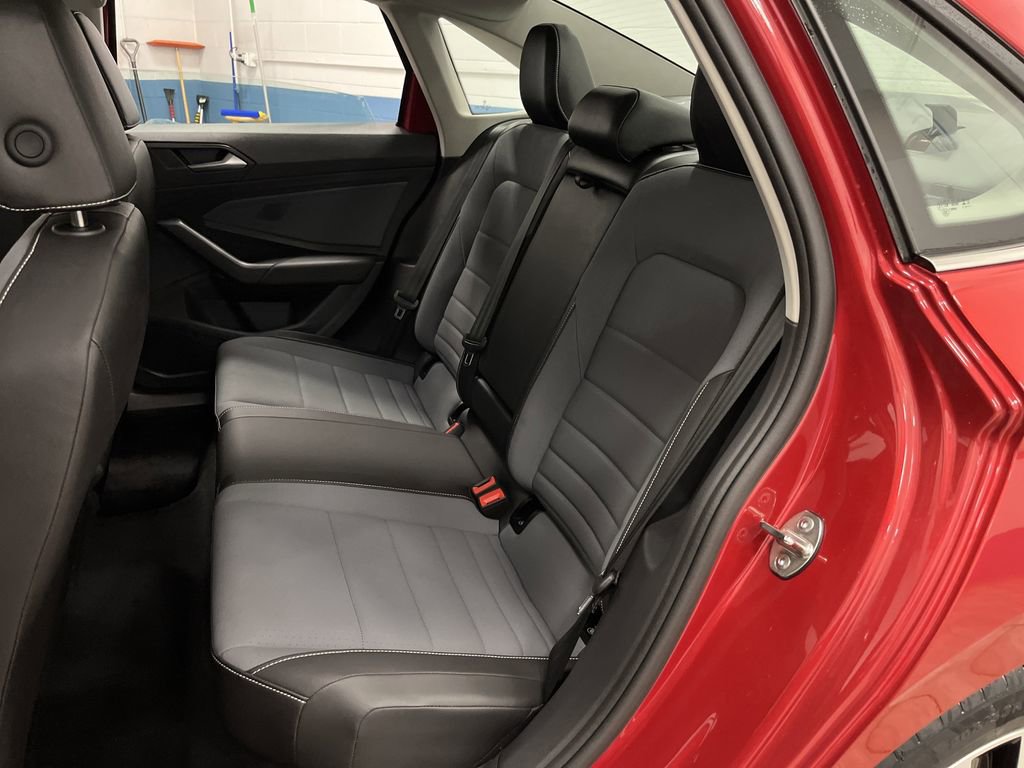 Used 2025 Volkswagen Jetta SE w/ Sunroof Package image 28