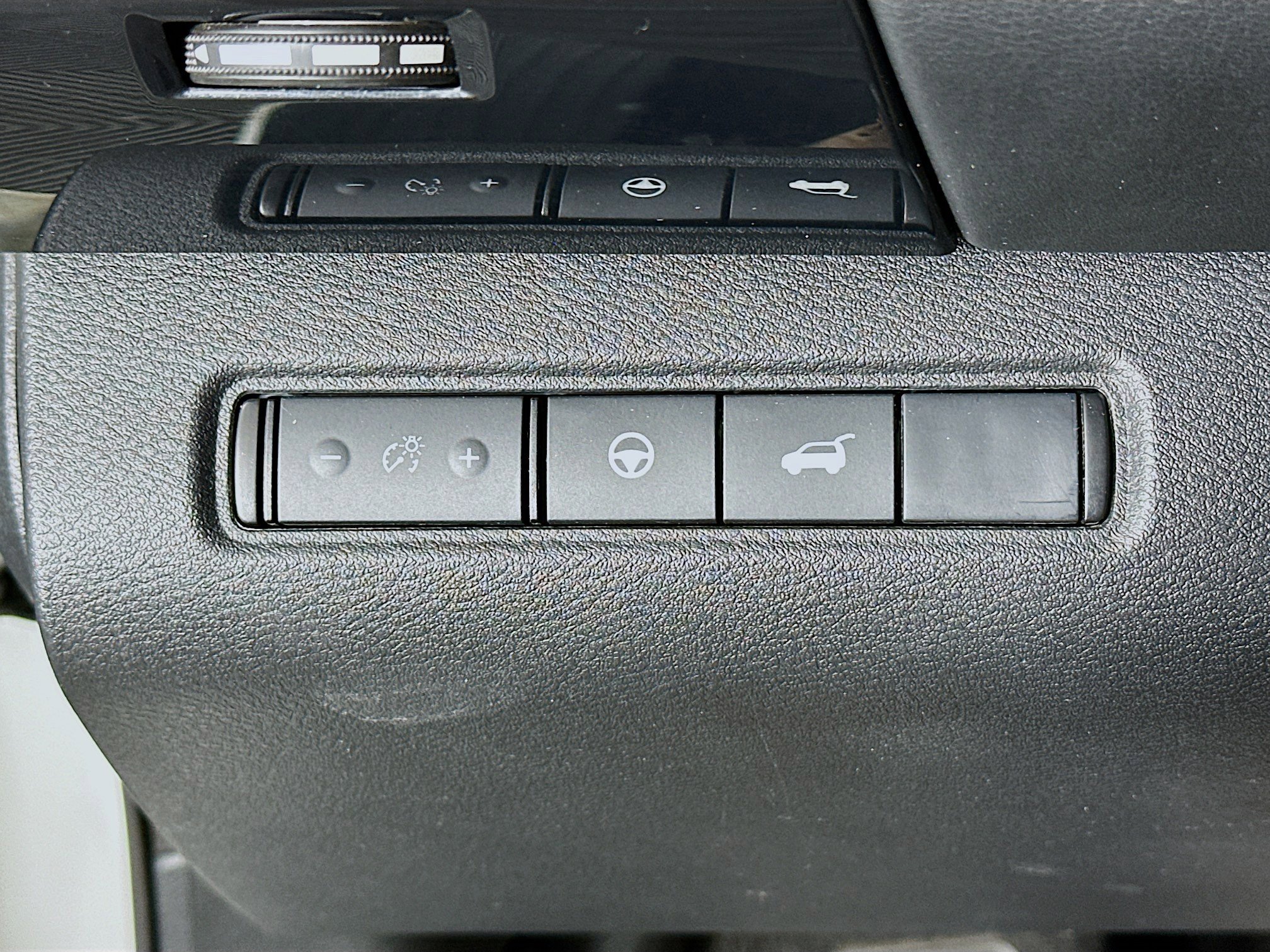 Used 2025 Nissan Pathfinder SV image 17