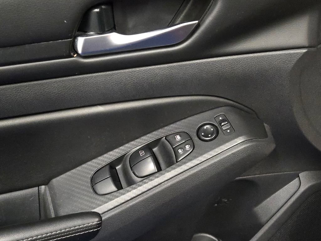 Used 2024 Nissan Altima 2.5 SV image 11