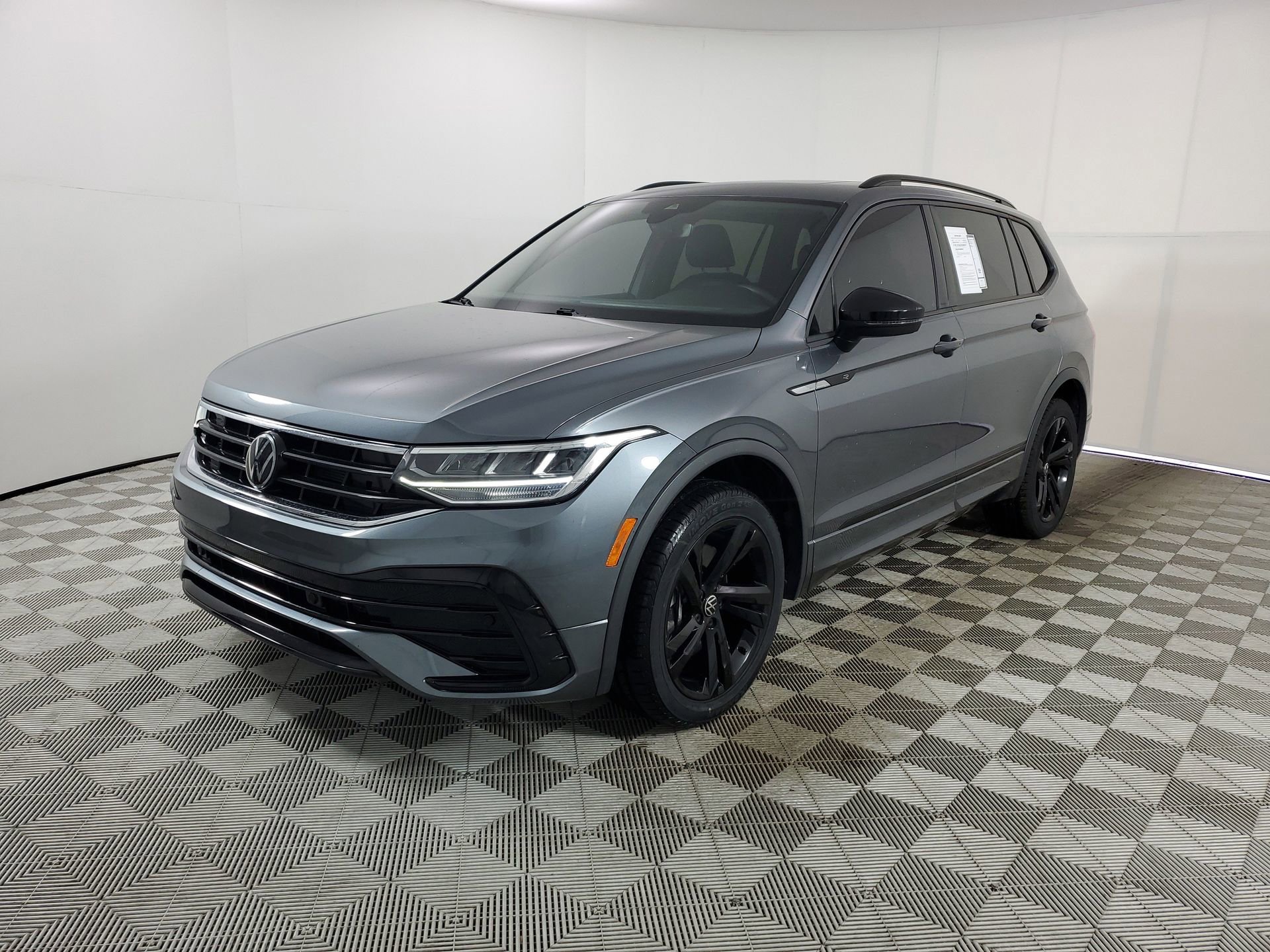 Used 2023 Volkswagen Tiguan SE R-Line image 4