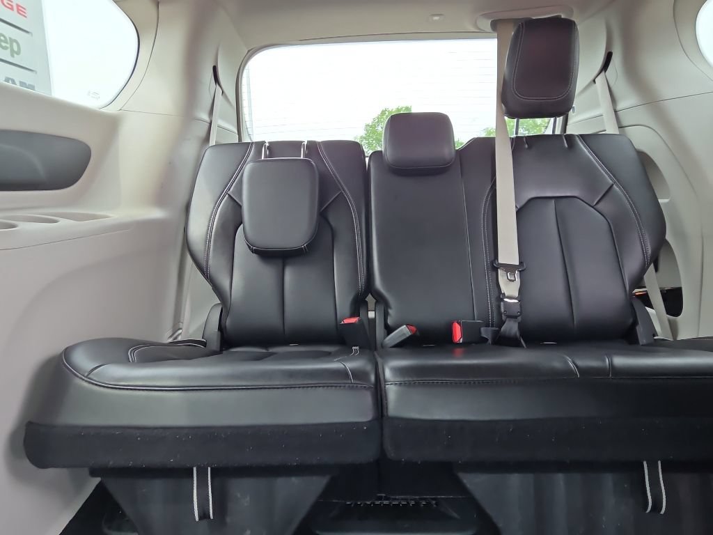 Used 2024 Chrysler Pacifica Touring-L FWD image 11
