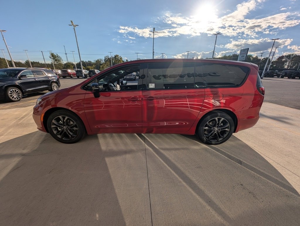 New 2026 Chrysler Pacifica Select image 7