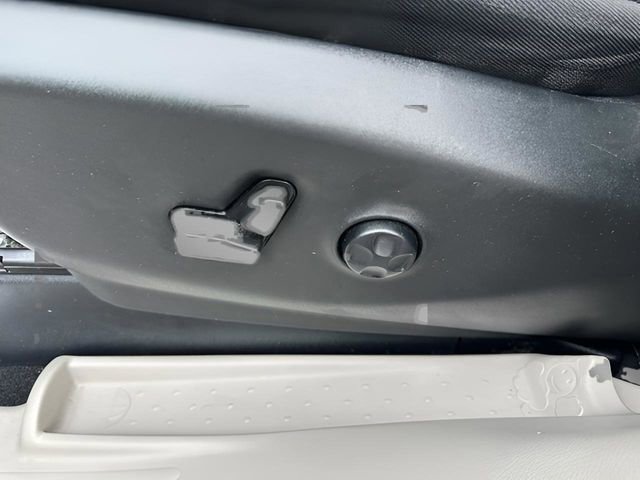 Used 2022 Chrysler Voyager LX image 22