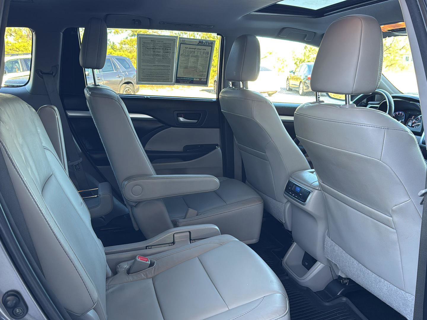 Used 2016 Toyota Highlander XLE image 11