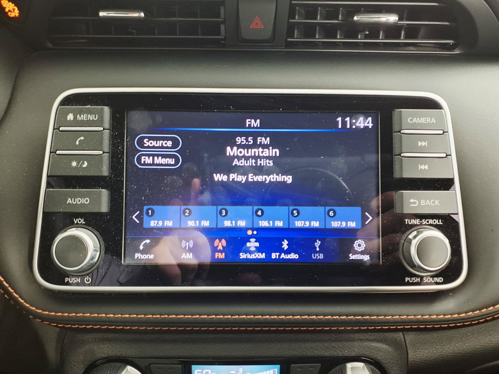 Used 2019 Nissan Kicks SR w/ SR Premium Package FWD image 18