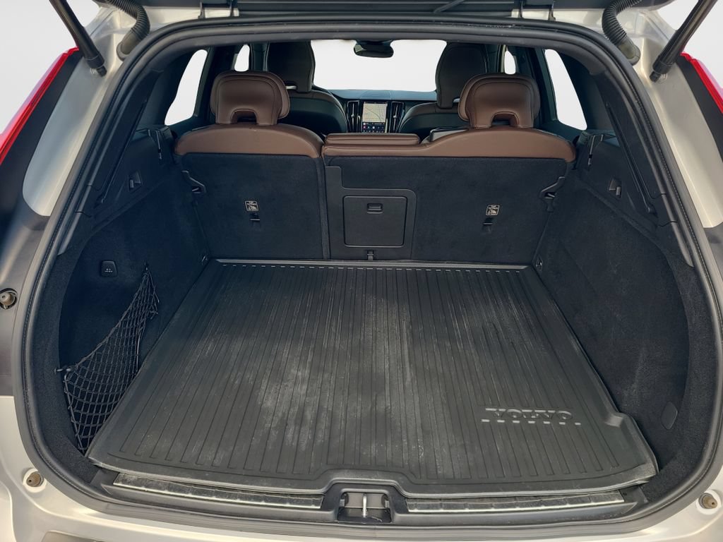 Used 2022 Volvo XC60 B5 Momentum w/ Advanced Package FWD image 9