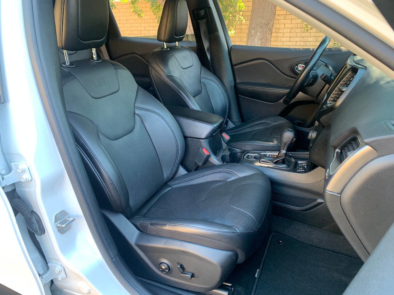 Used 2021 Jeep Cherokee Latitude Lux w/ Sun & Sound Group image 27