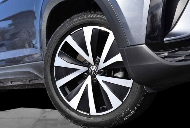 Certified 2022 Volkswagen Taos SE w/ Panoramic Sunroof Package image 3