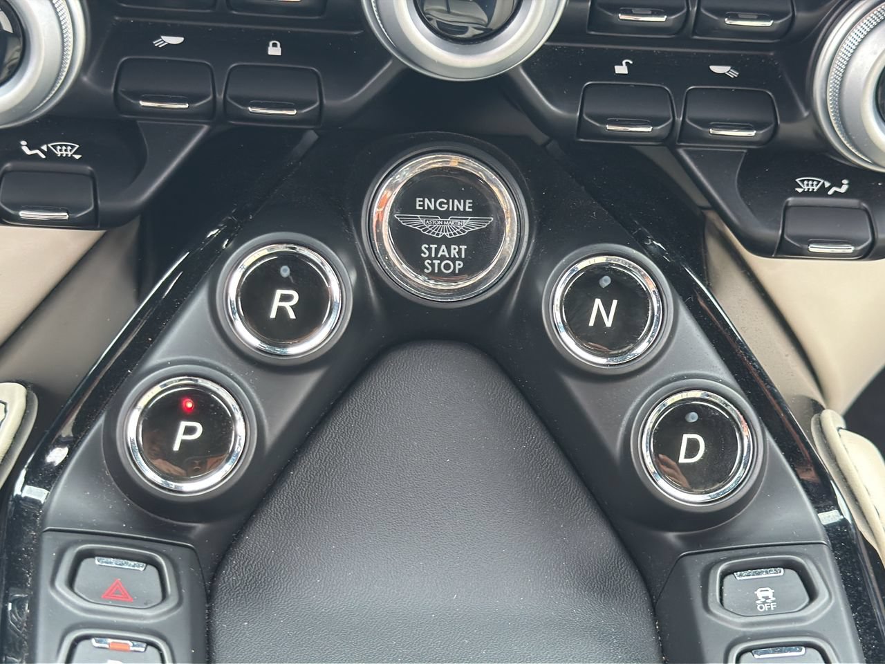 Used 2023 Aston Martin V8 Vantage Roadster RWD image 27
