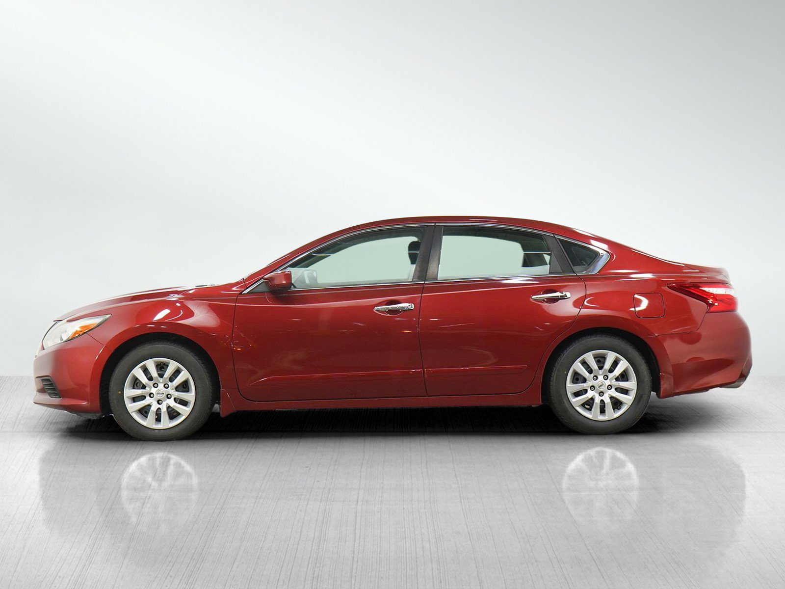 Used 2016 Nissan Altima 2.5 S w/ Power Driver Seat Package FWD image 2