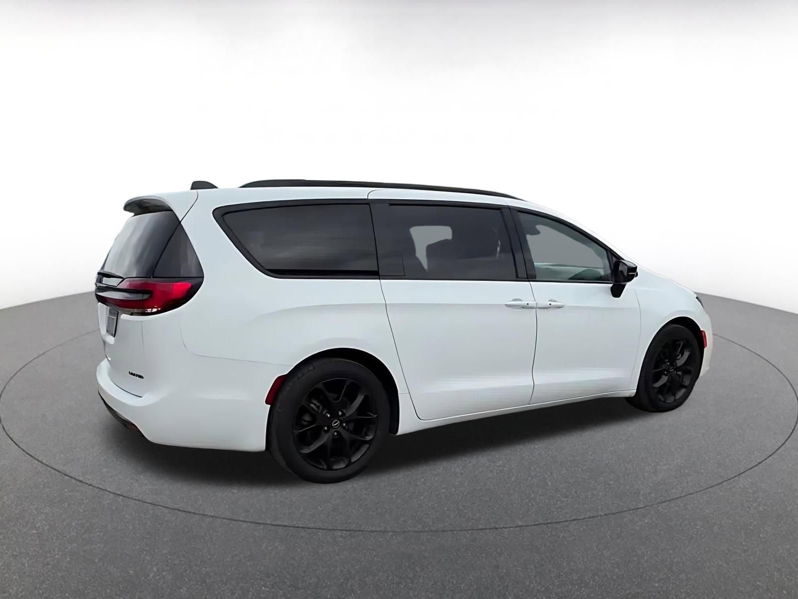 Used 2025 Chrysler Pacifica Limited image 14