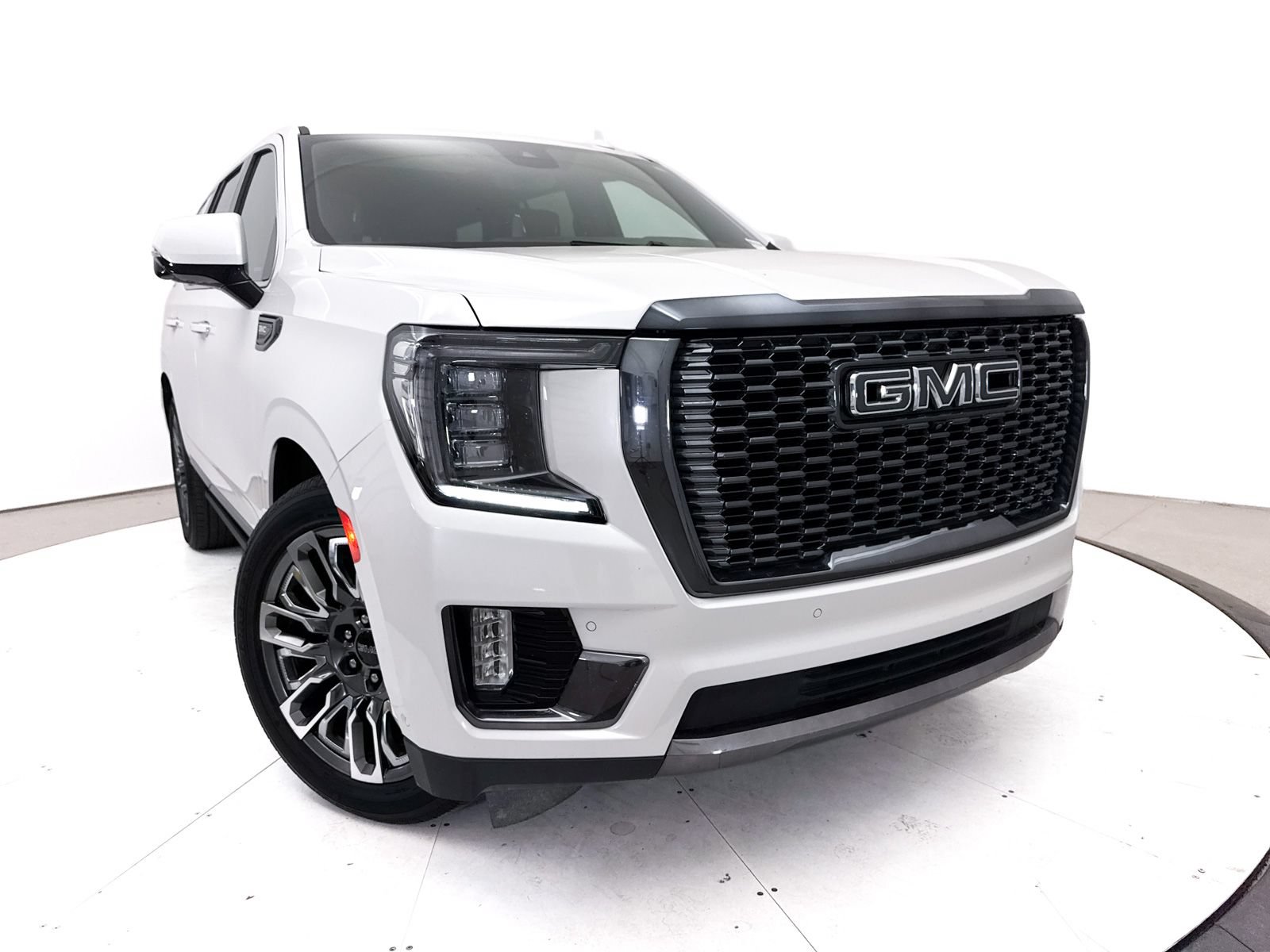 Used 2024 GMC Yukon Denali Ultimate AWD/4WD image 8