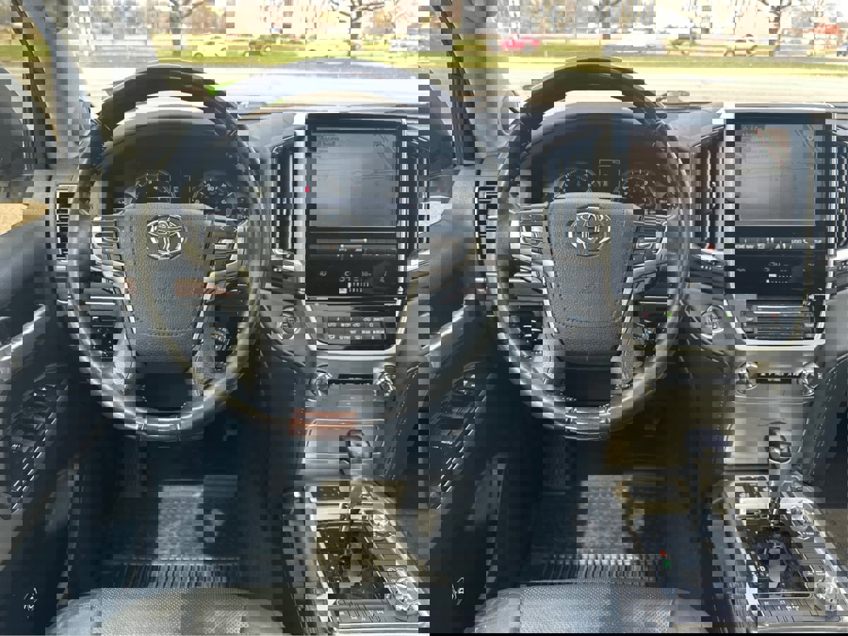 Used 2018 Toyota Land Cruiser image 16