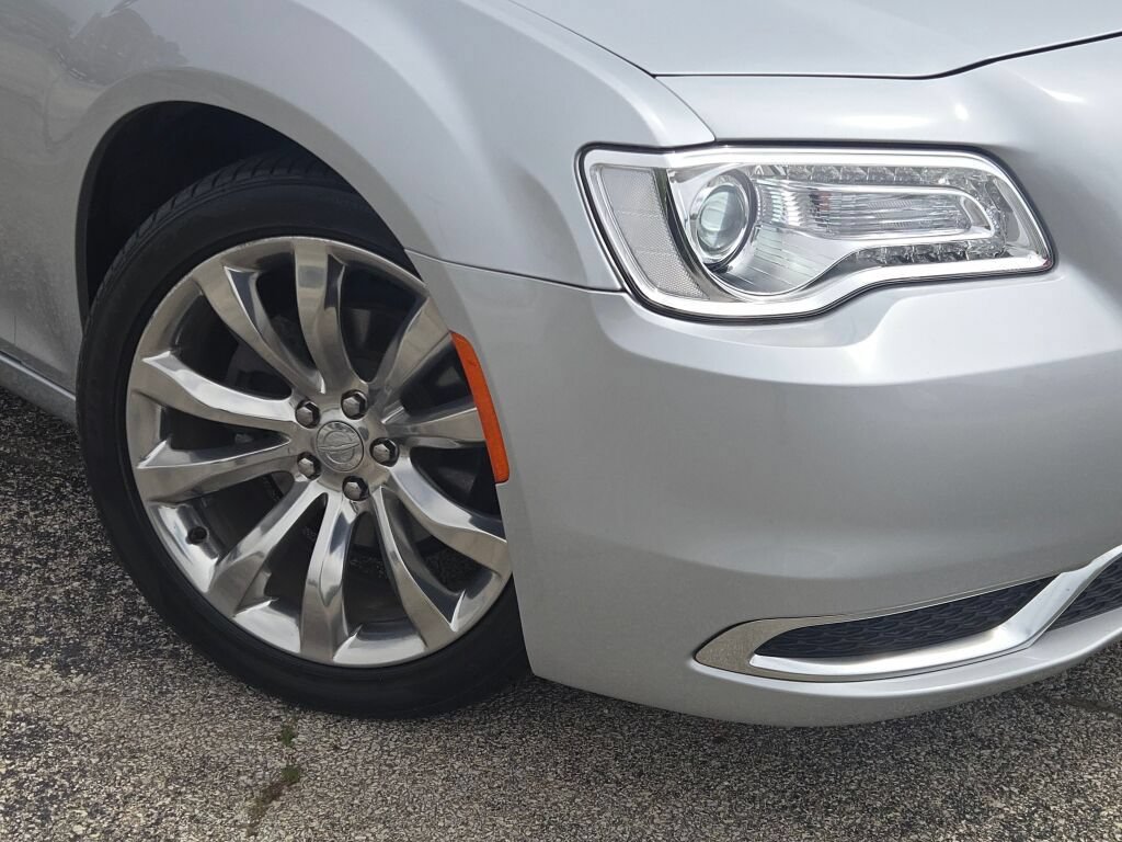 Used 2021 Chrysler 300 Touring w/ Chrome Appearance Package RWD image 3