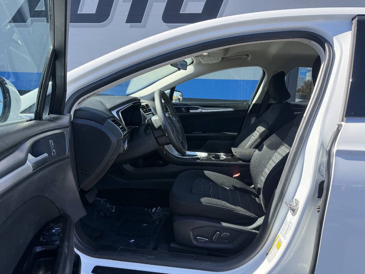 Used 2016 Ford Fusion SE FWD image 8