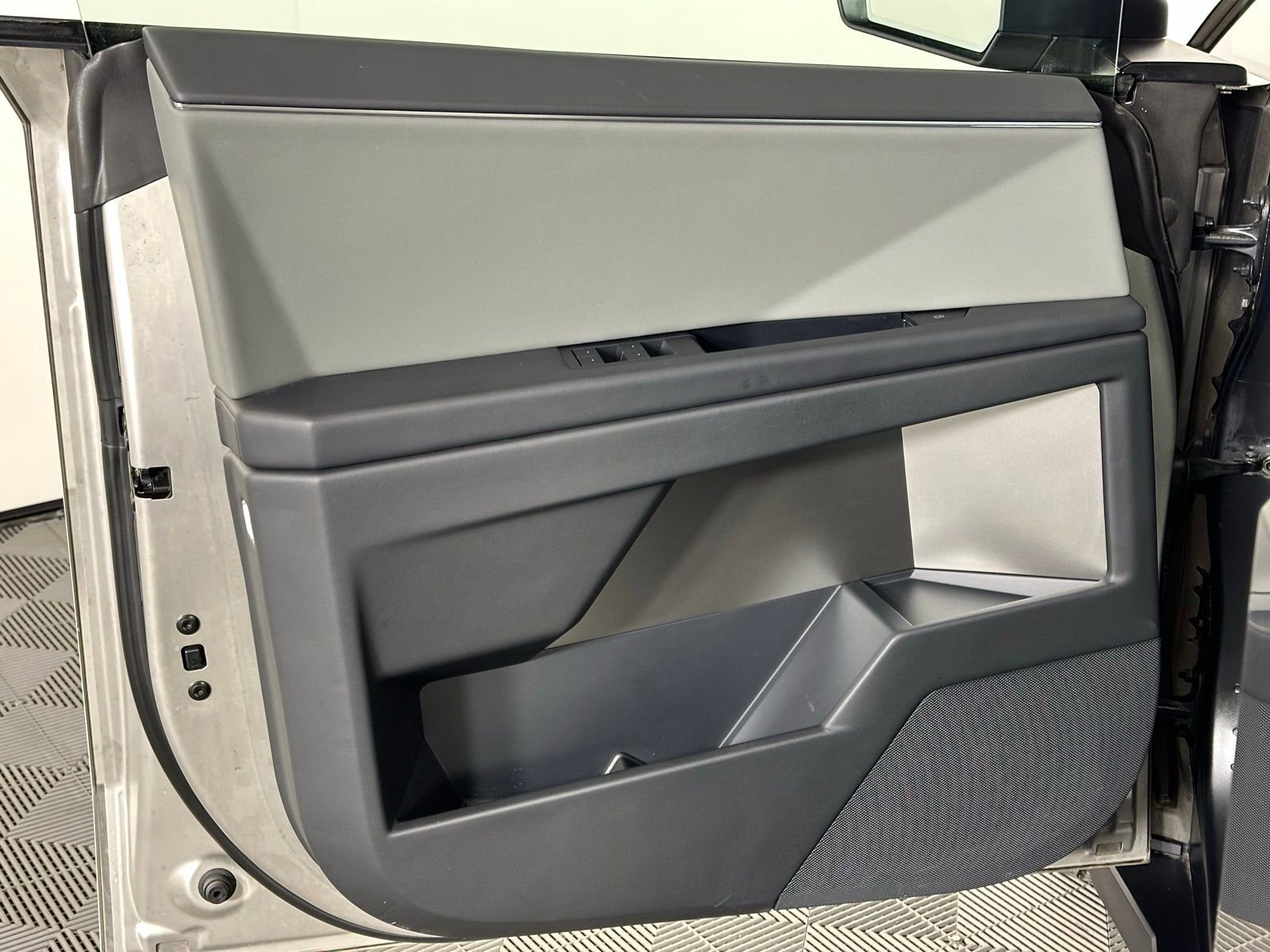 Used 2025 Tesla Cybertruck AWD Crew Cab image 43