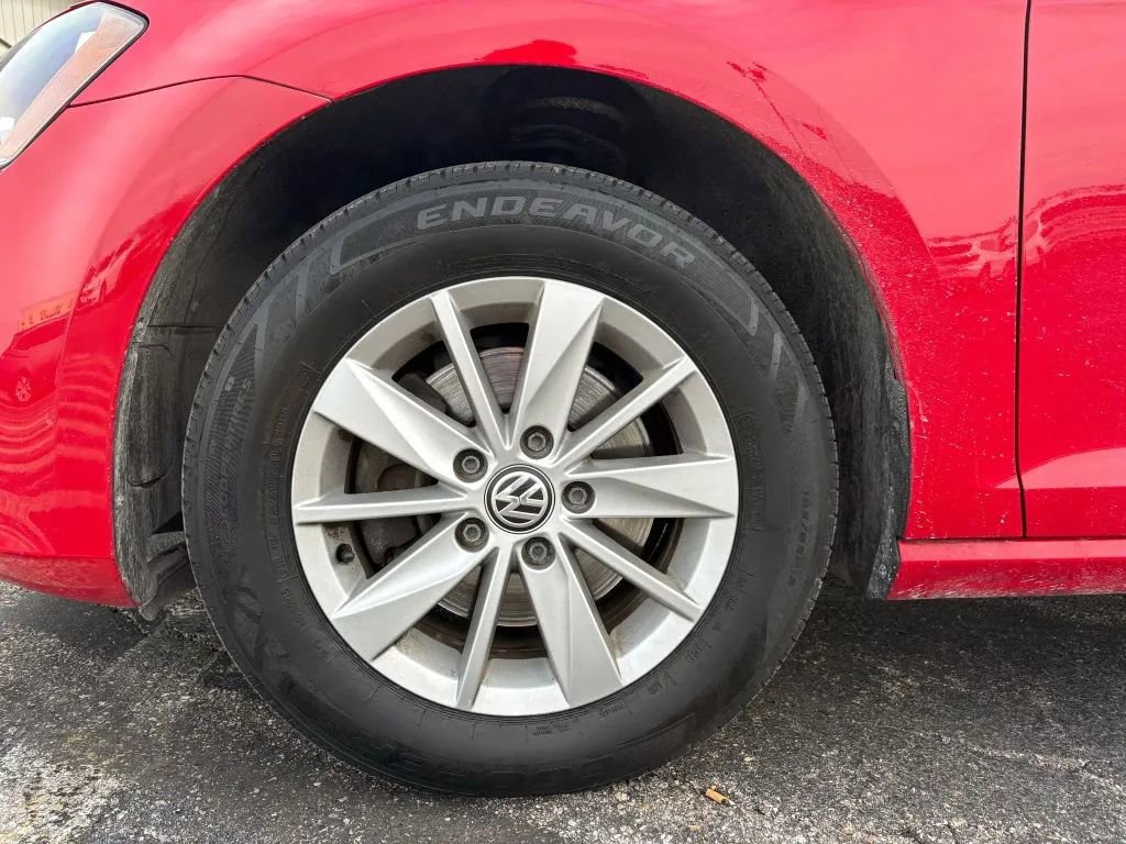 Used 2015 Volkswagen Golf S image 24