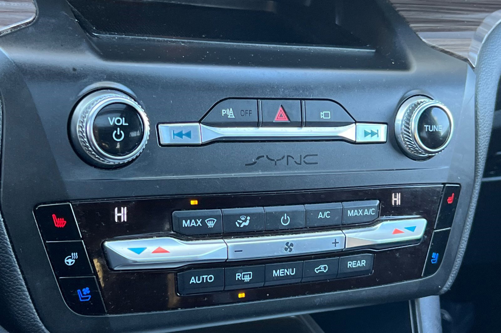 Used 2020 Ford Explorer Limited image 18