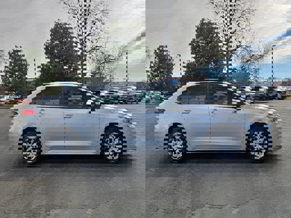 Used 2022 Toyota Corolla LE image 3