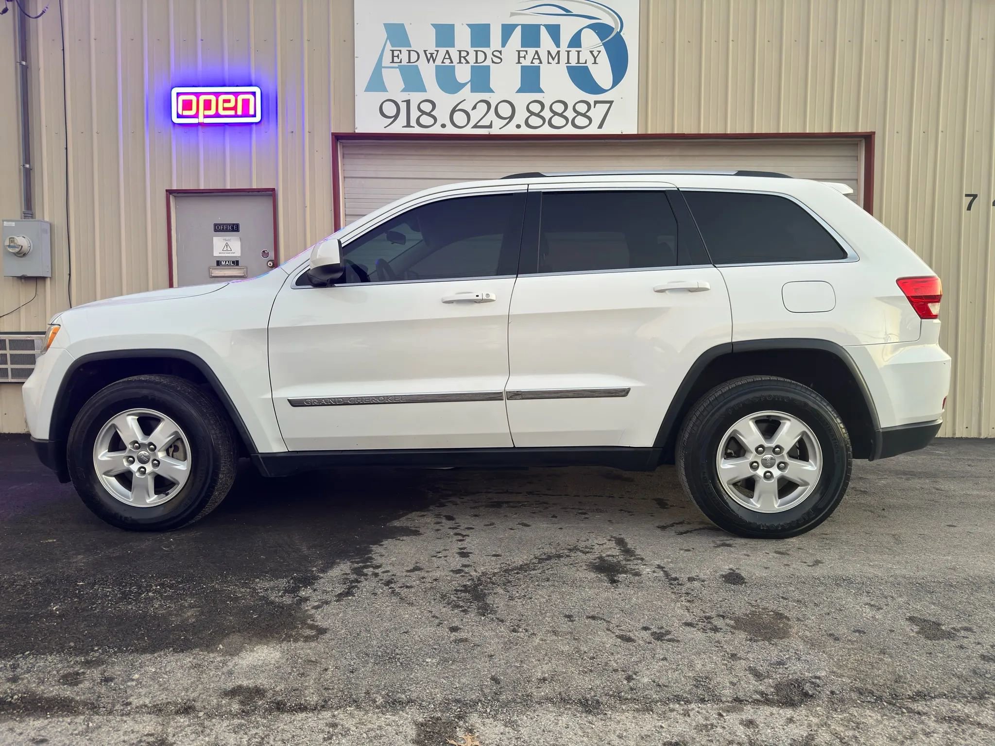Used 2013 Jeep Grand Cherokee Laredo w/ Laredo E Group image 16