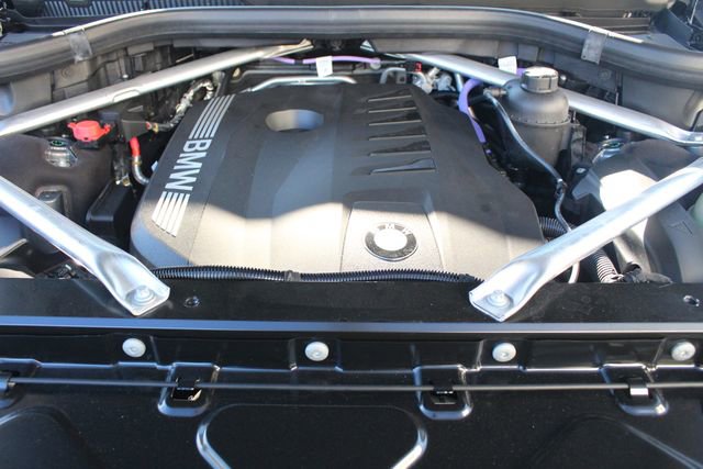 Used 2025 BMW X7 xDrive40i w/ M Sport Package image 3