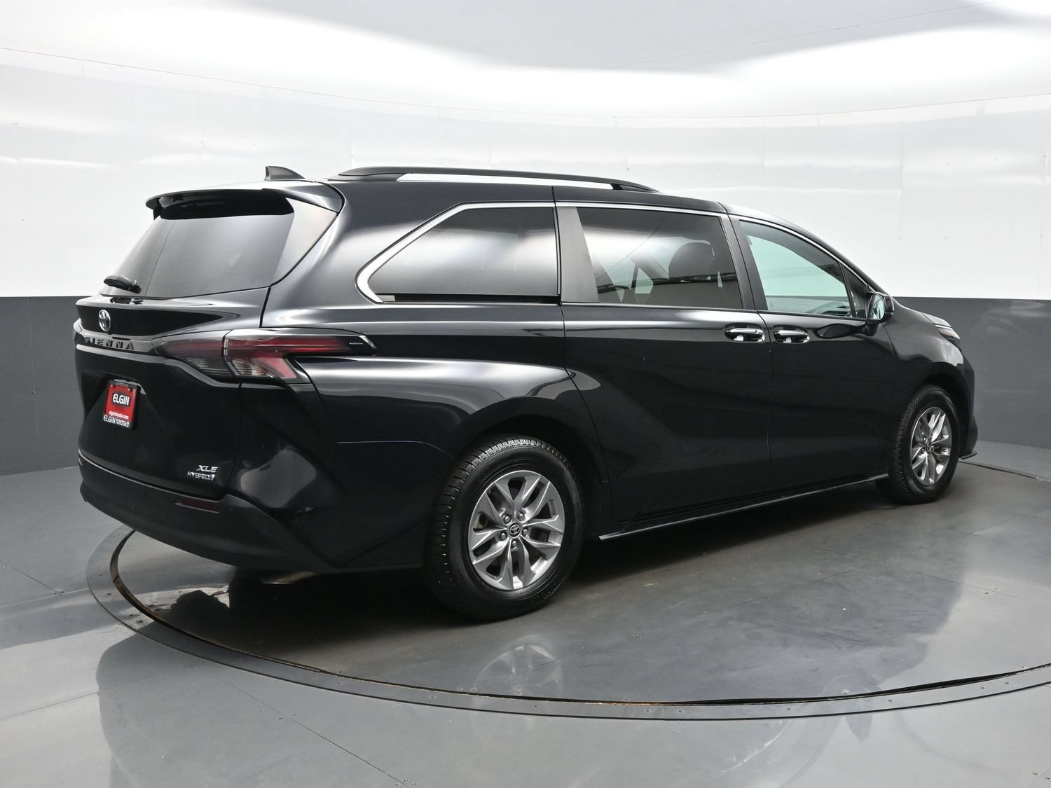 Used 2024 Toyota Sienna XLE FWD image 6