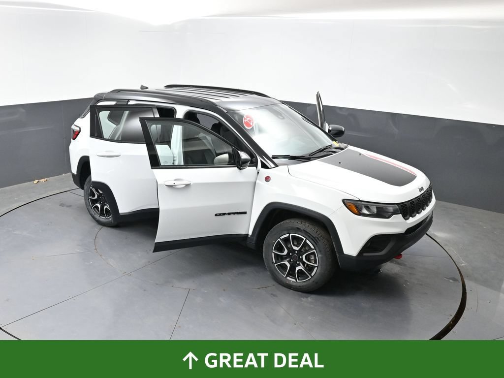 Used 2025 Jeep Compass Trailhawk AWD/4WD image 59