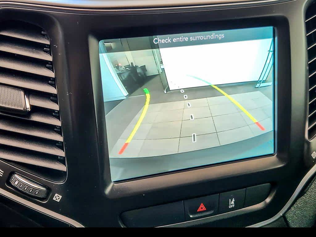 Used 2022 Jeep Cherokee Latitude Lux w/ Mopar Interior Package AWD/4WD image 16