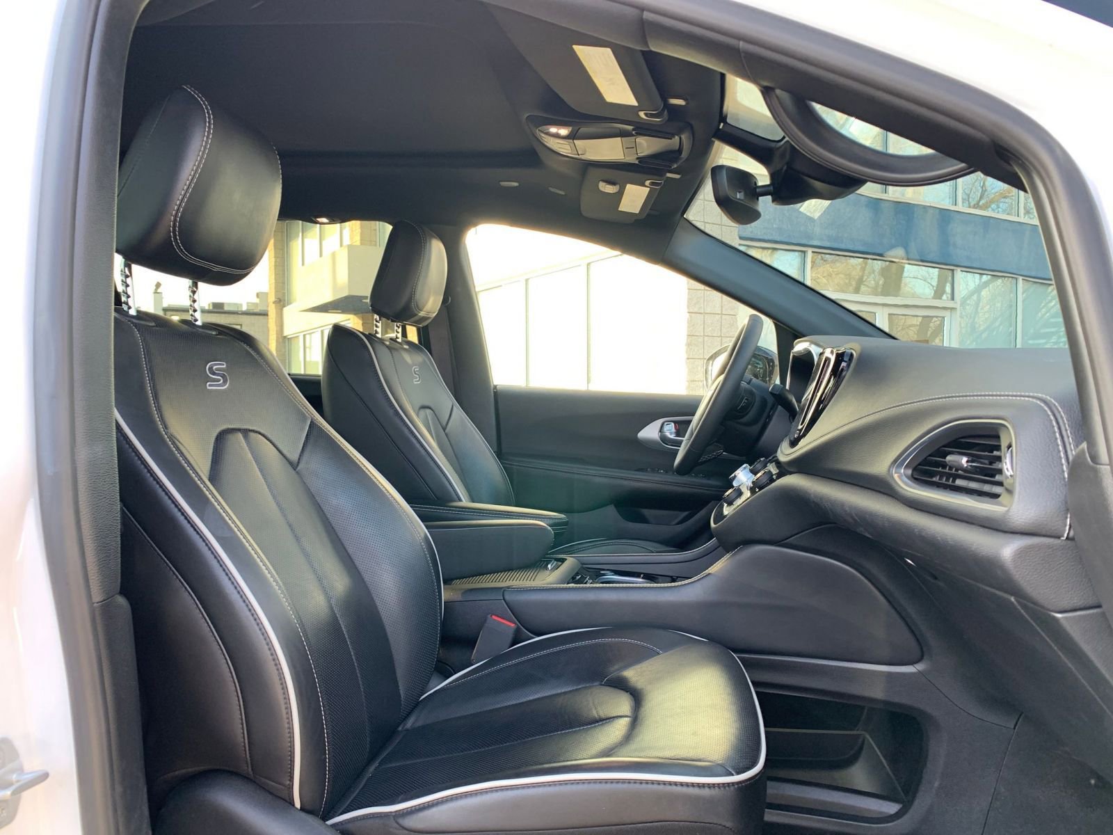 Used 2025 Chrysler Pacifica Limited image 40