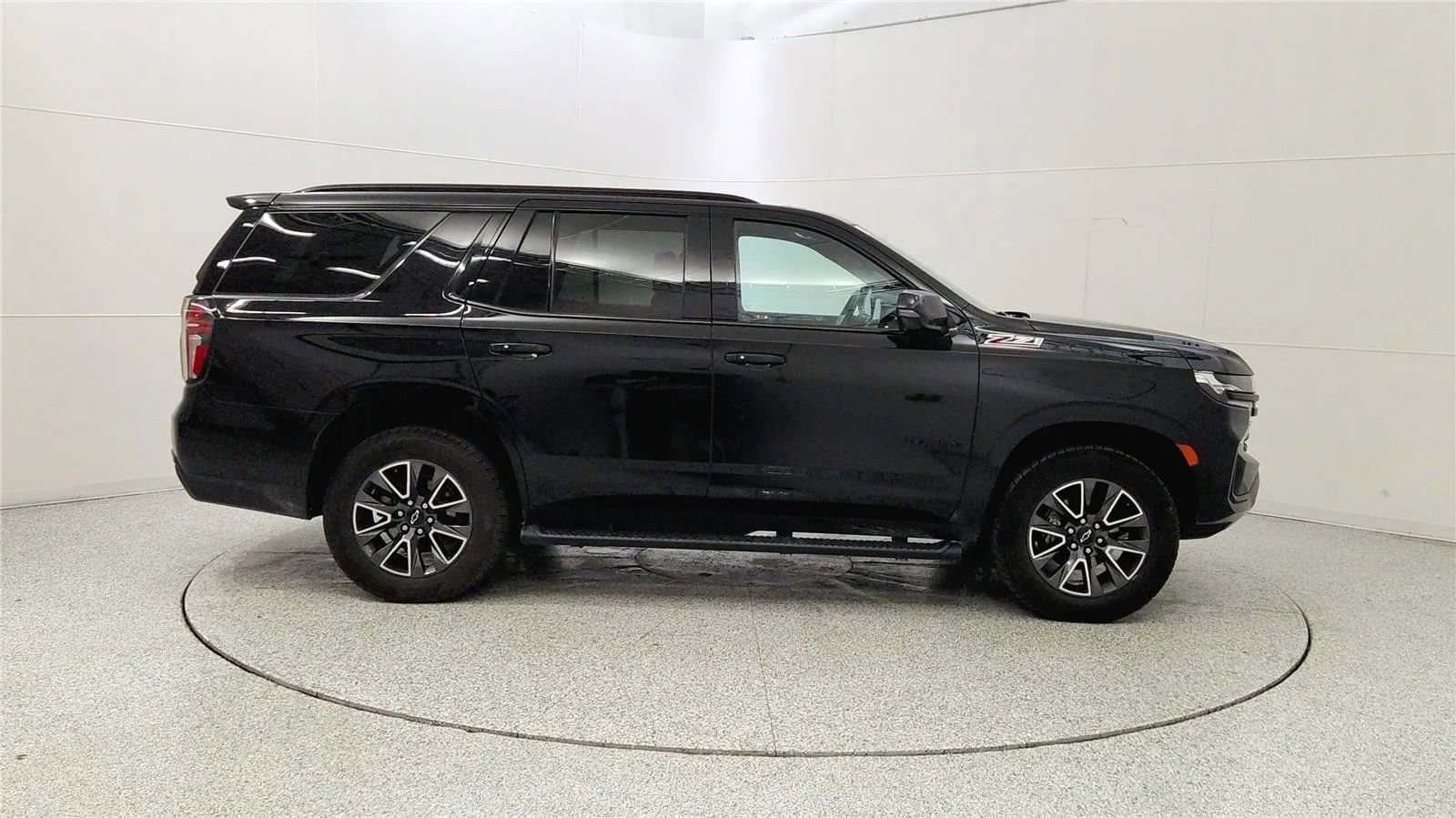 Used 2023 Chevrolet Tahoe Z71 w/ Luxury Package AWD/4WD image 8