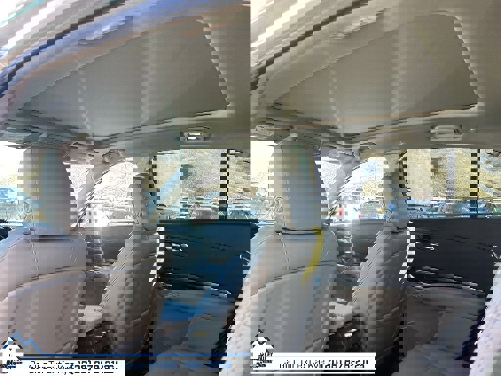 Used 2022 Cadillac XT4 Luxury w/ Cold Weather Package image 14