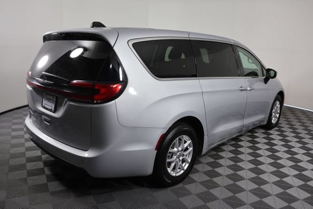Used 2023 Chrysler Pacifica Touring-L FWD image 8
