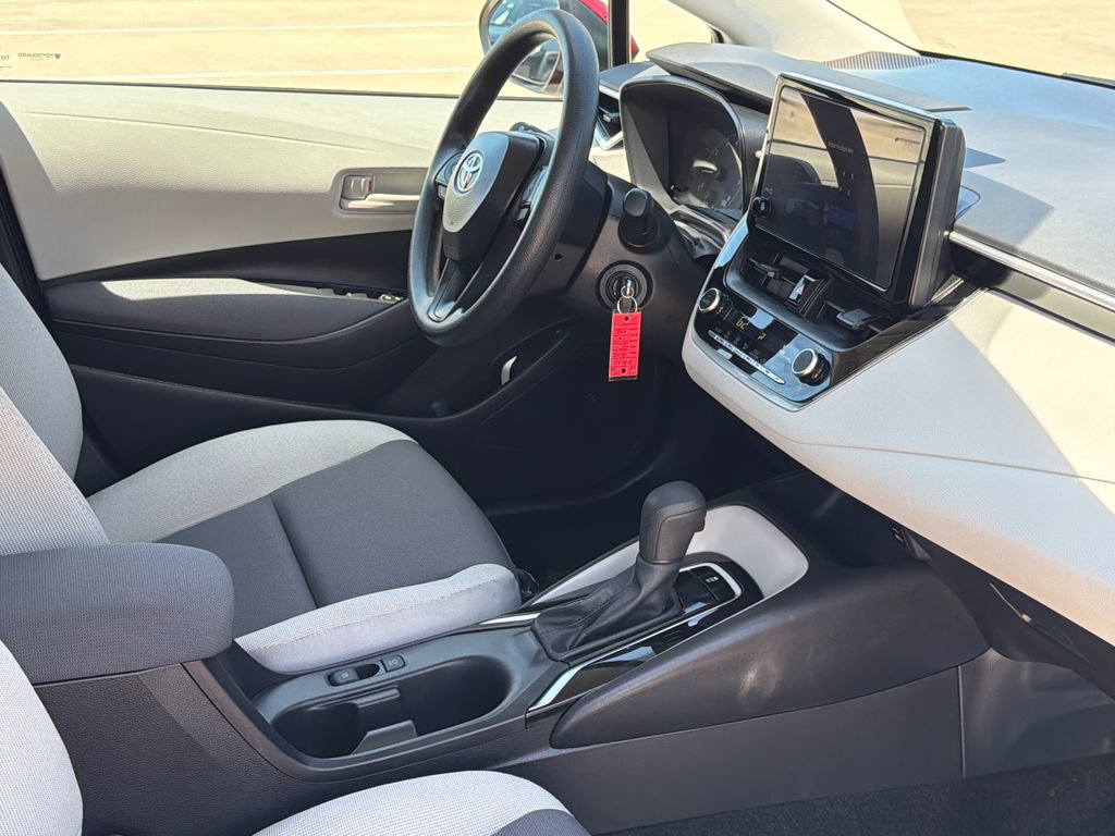 Used 2025 Toyota Corolla LE FWD image 9