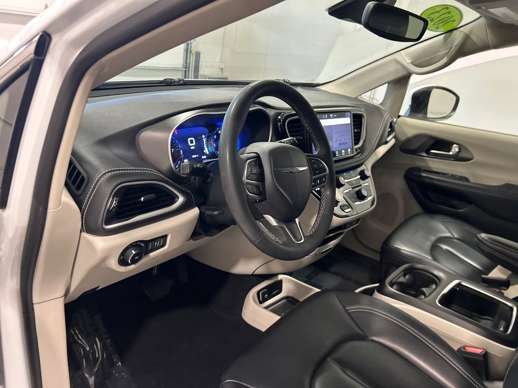 Used 2023 Chrysler Pacifica Touring-L FWD image 16