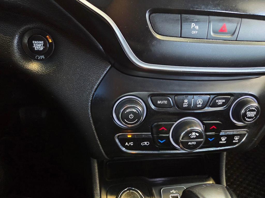 Used 2019 Jeep Cherokee Latitude Plus w/ Comfort/Convenience Group image 40