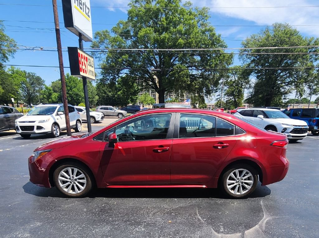 Used 2025 Toyota Corolla LE w/ LE Premium Package FWD image 2