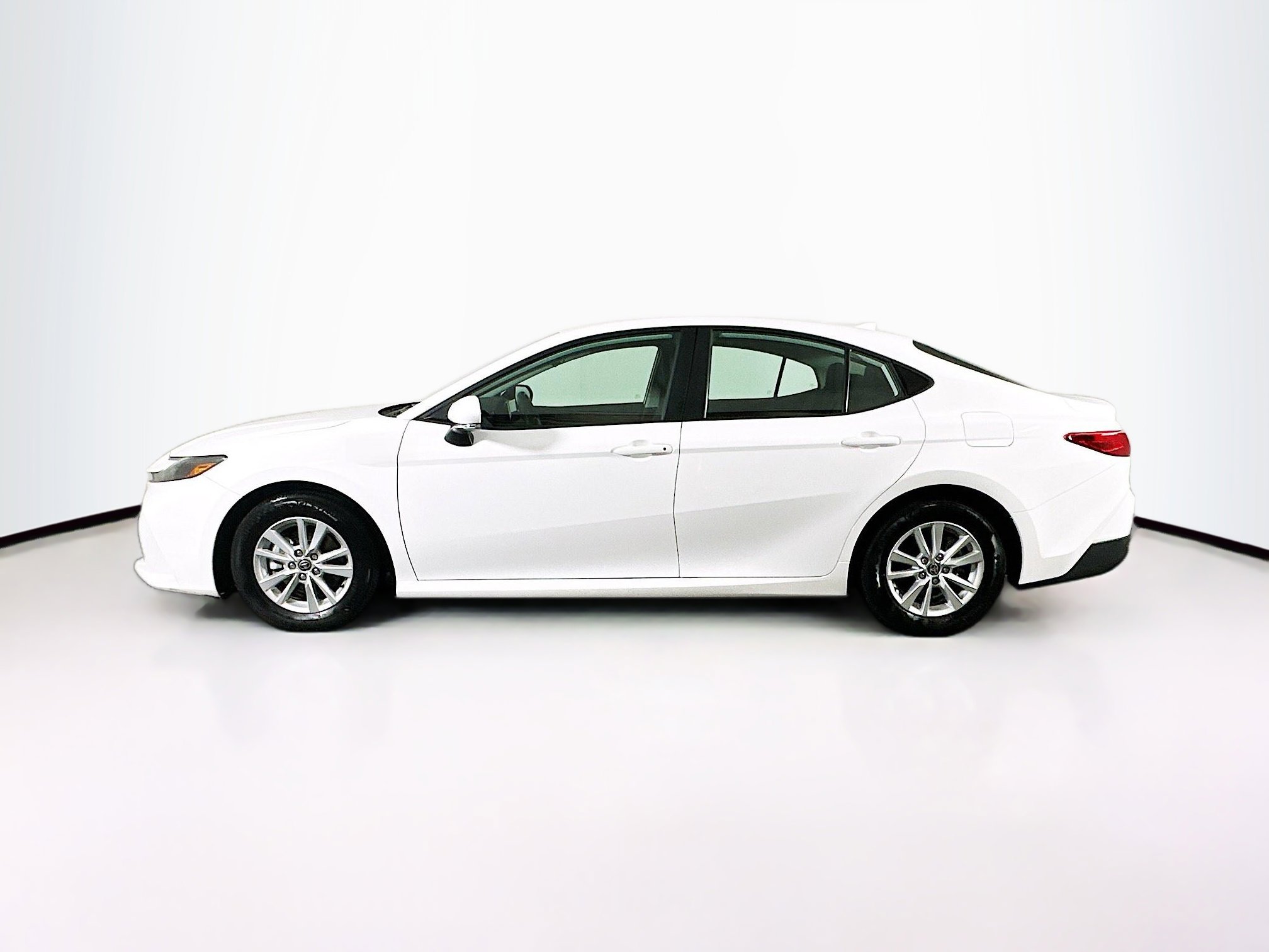 Used 2025 Toyota Camry LE image 4