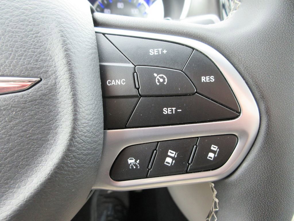 Used 2023 Chrysler Pacifica Touring-L image 25