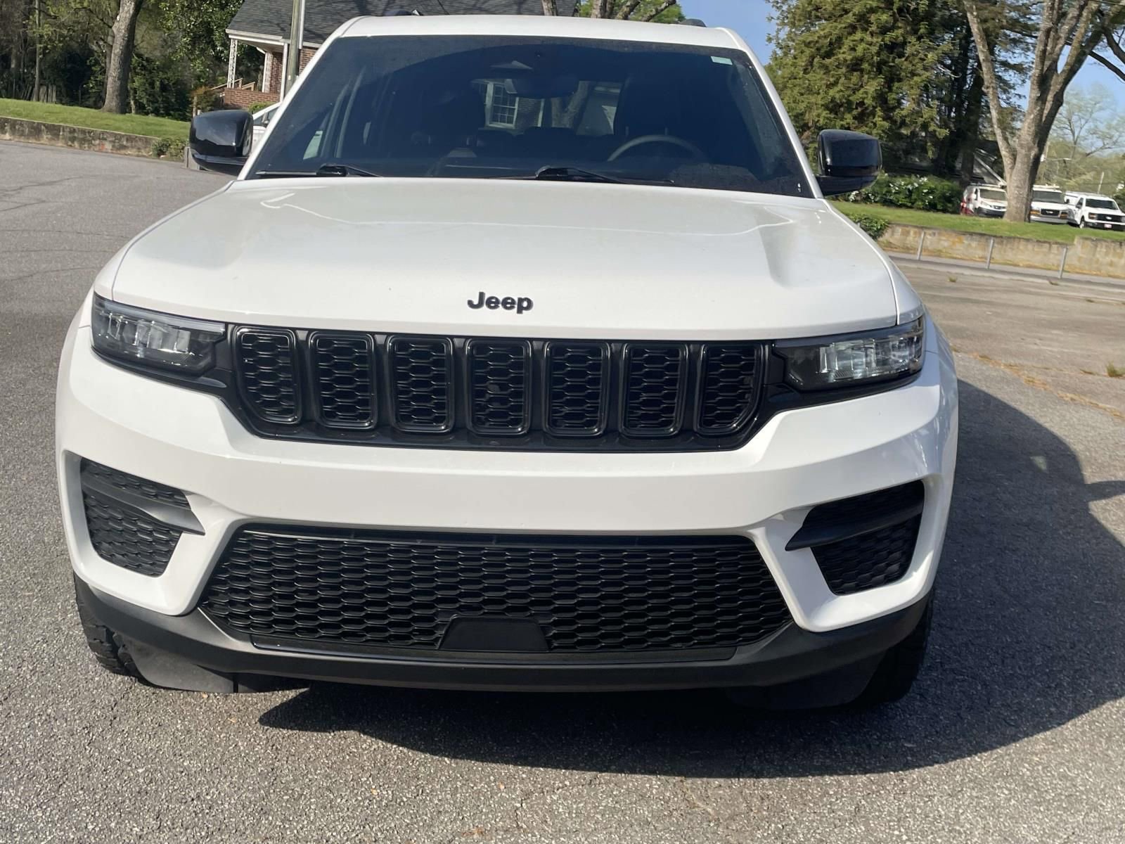 Used 2024 Jeep Grand Cherokee Altitude RWD image 8