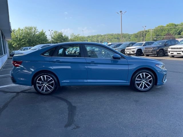 Used 2025 Volkswagen Jetta SE FWD image 4