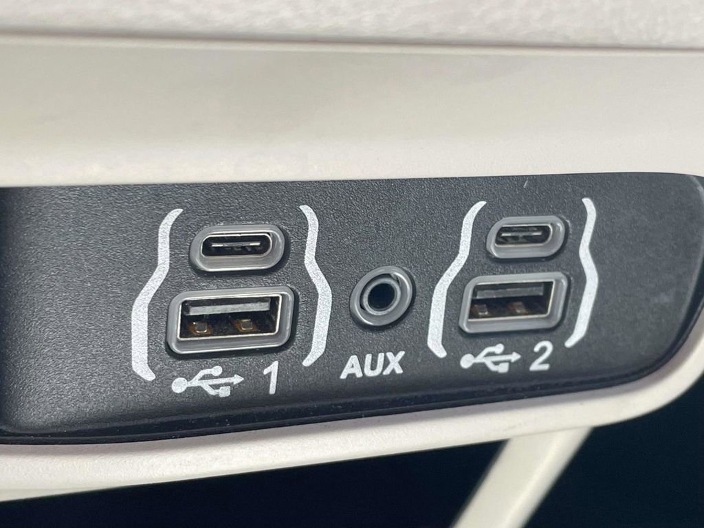 Certified 2023 Chrysler Pacifica Touring-L FWD image 42