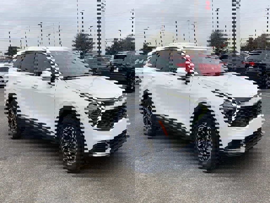 Used 2024 Kia Sportage LX image 3