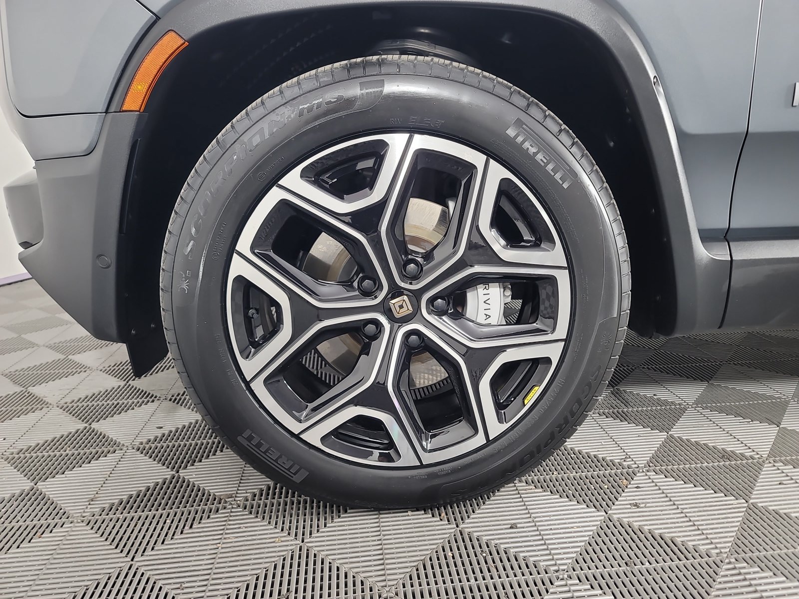 Used 2024 Rivian R1T Adventure Dual AWD/4WD image 9