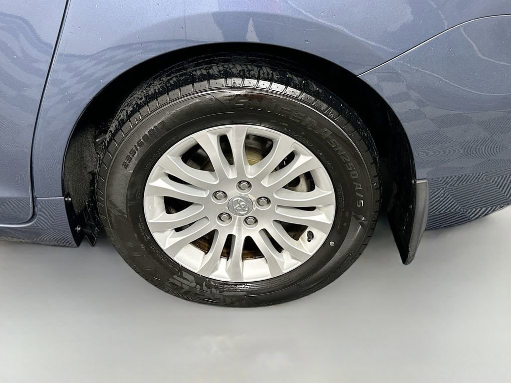 Used 2017 Toyota Sienna XLE image 32
