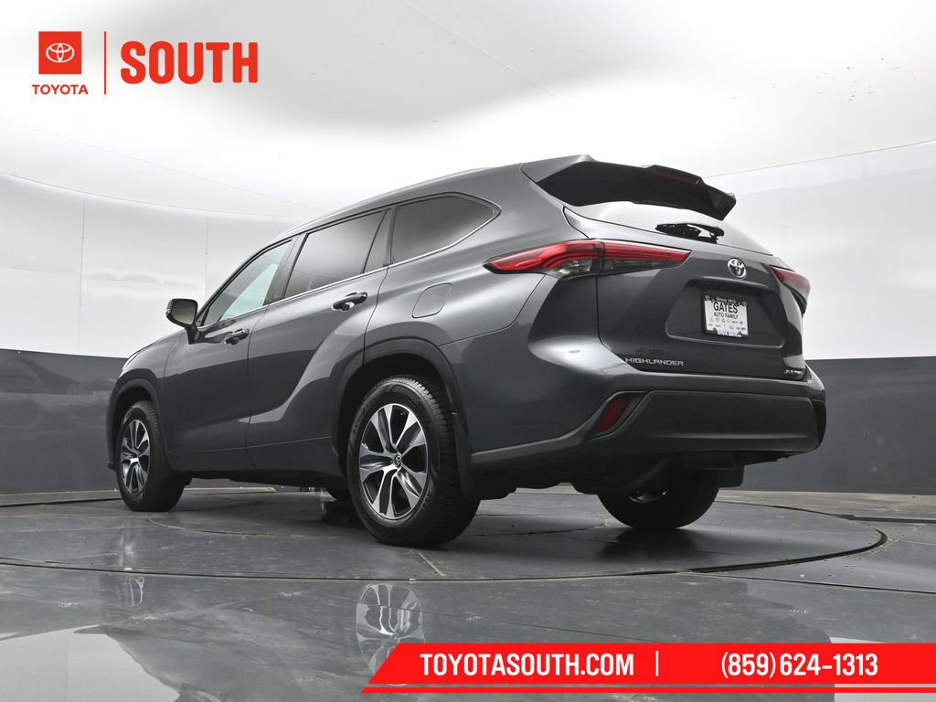 Used 2022 Toyota Highlander XLE AWD/4WD image 46