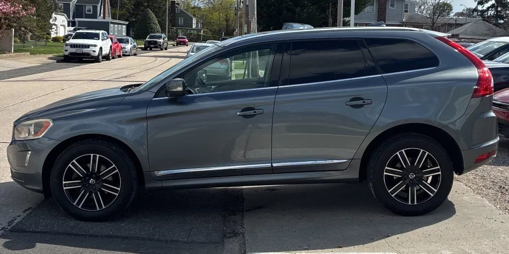 Used 2016 Volvo XC60 T6 w/ Proximity Package AWD/4WD image 2