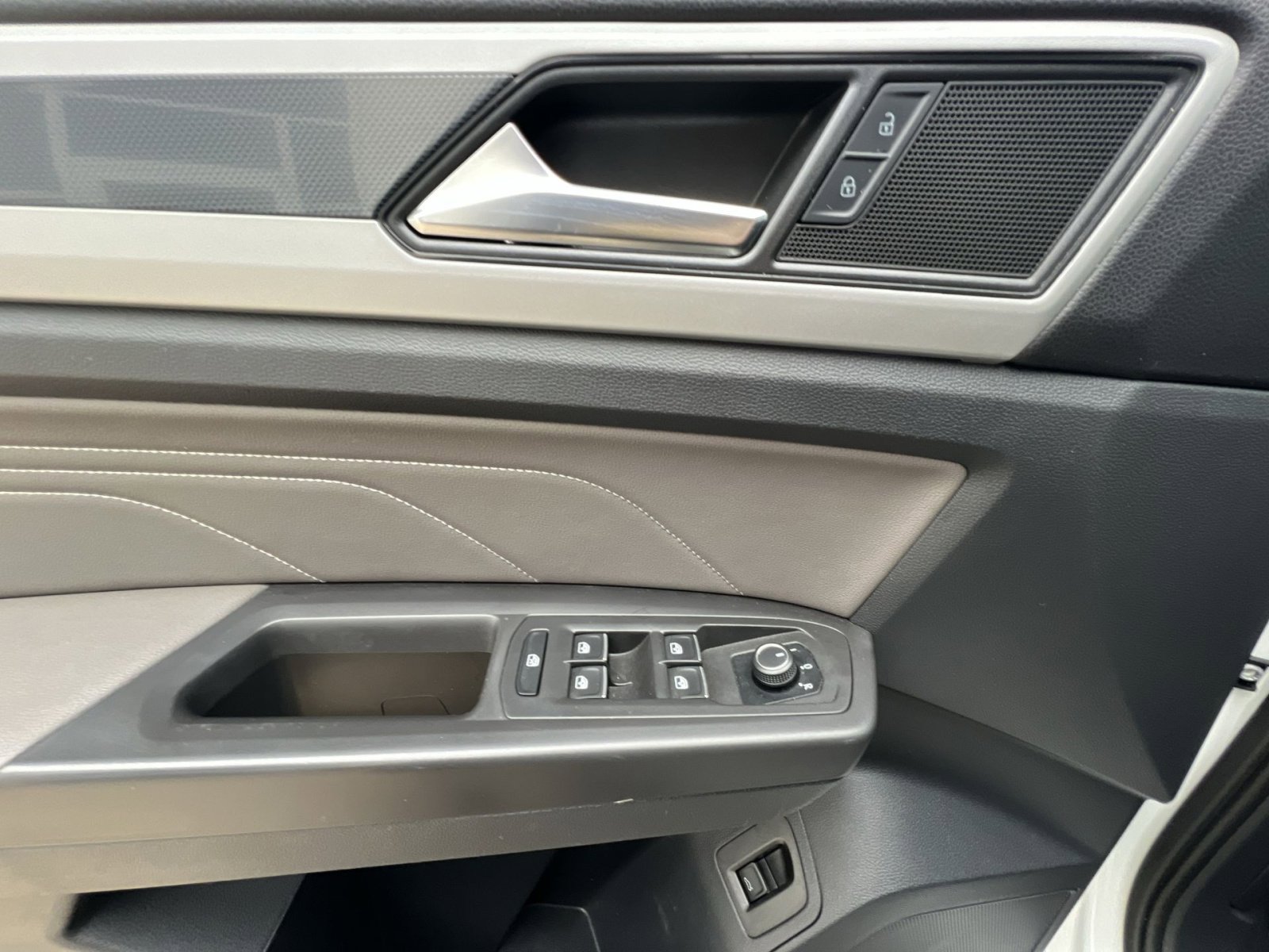 Used 2022 Volkswagen Atlas SEL R-Line image 15