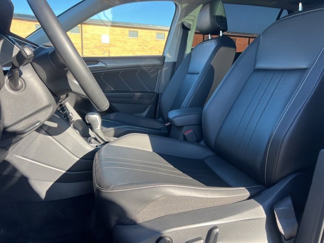 Used 2022 Volkswagen Tiguan SE w/ Panoramic Sunroof Package image 16