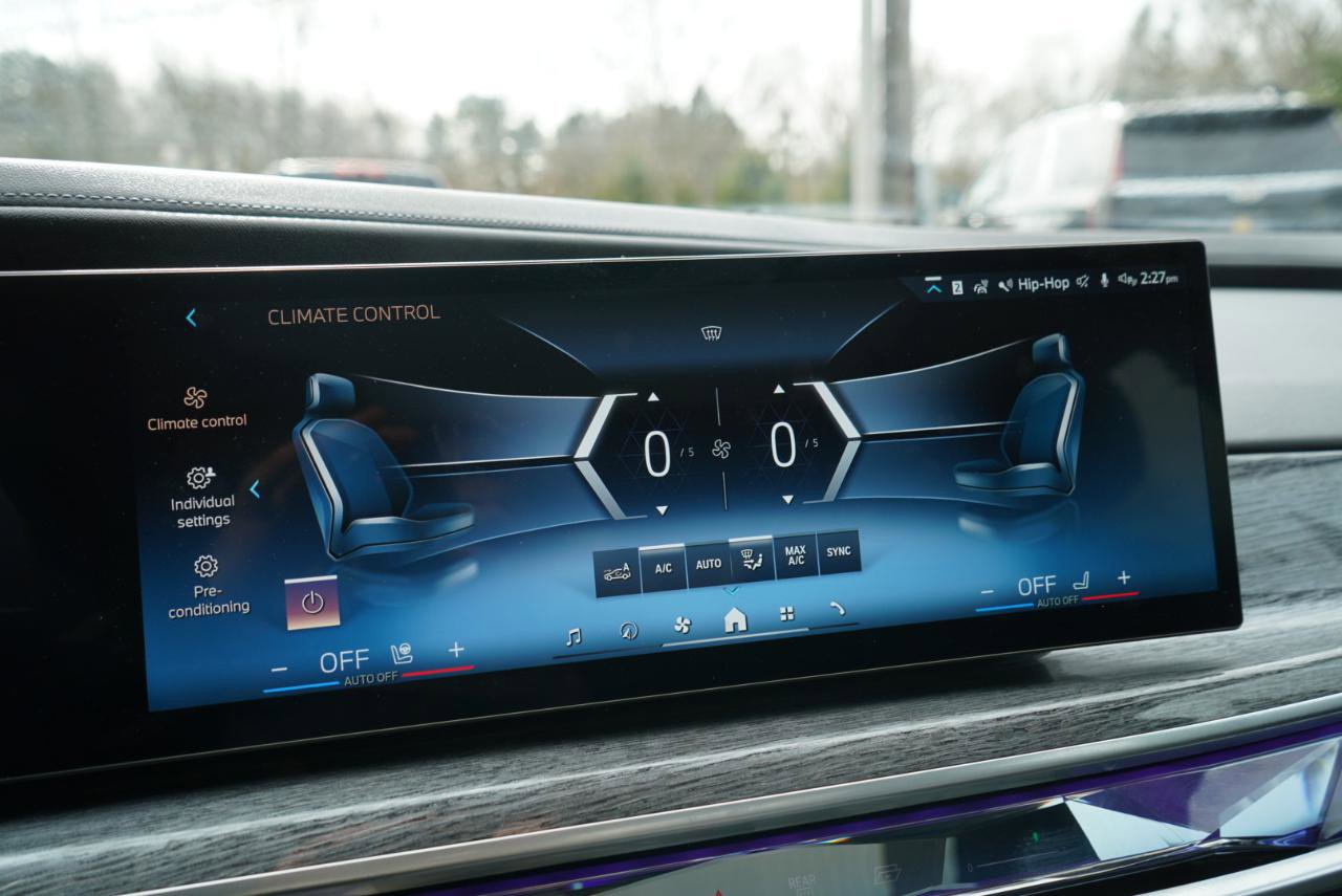 Used 2023 BMW 760i xDrive w/ Executive Package image 37