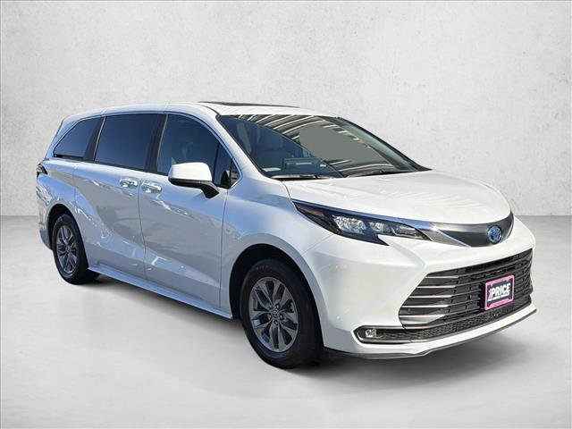 Used 2025 Toyota Sienna XLE image 3
